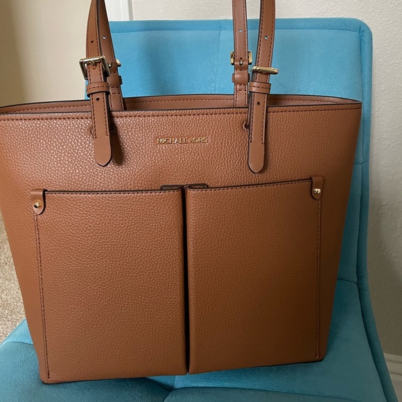 Michael Kors Jet Set Medium Pocket Tote - Picture 2 of 8